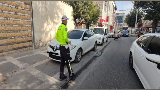 Polis, Kaldırımlara Park Edilmiş Araçların Peşine Düştü