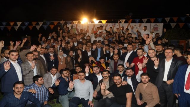 AK Parti Gençlik Kolları Başkanı Urfa'da Gençlerle Buluştu