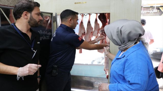 Urfa'da 3 ton bozulmuş et imha edildi