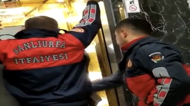Şanlıurfa’da 2 kişi asansörde mahsur kaldı!