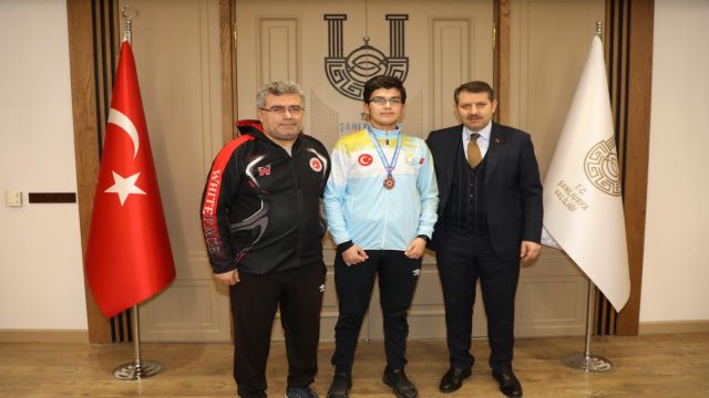 Şanlıurfa valisi Ayhan sporculara ödül