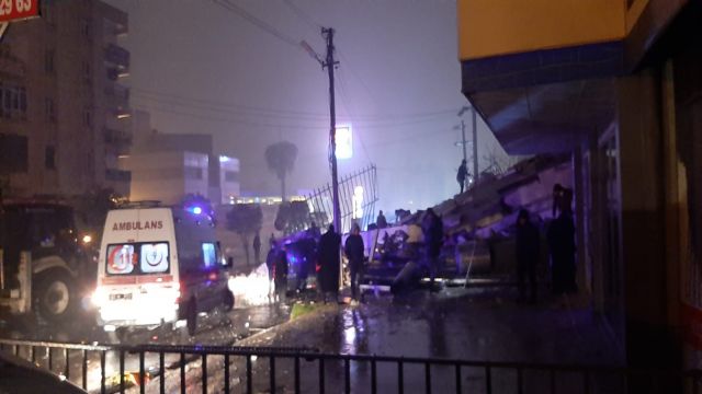 Şanlıurfa’da deprem:18 kişi hayatını kaybetti, 77 kişi kurtarıldı, 19 bina yıkıldı!