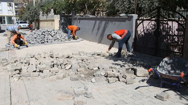 Haliliye Belediyesi bozuk kilit taşlarını onarıyor