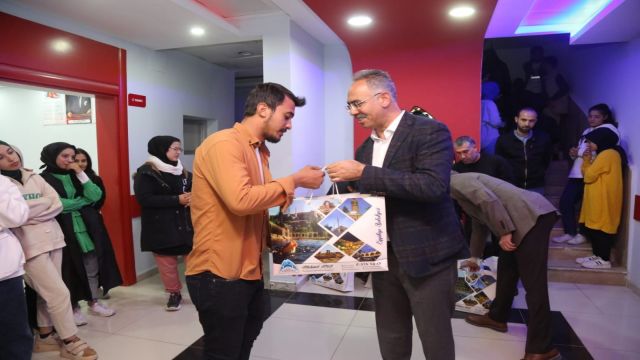 Eyyübiye Belediyesi öğrencilere kaynak kitap seti dağıttı