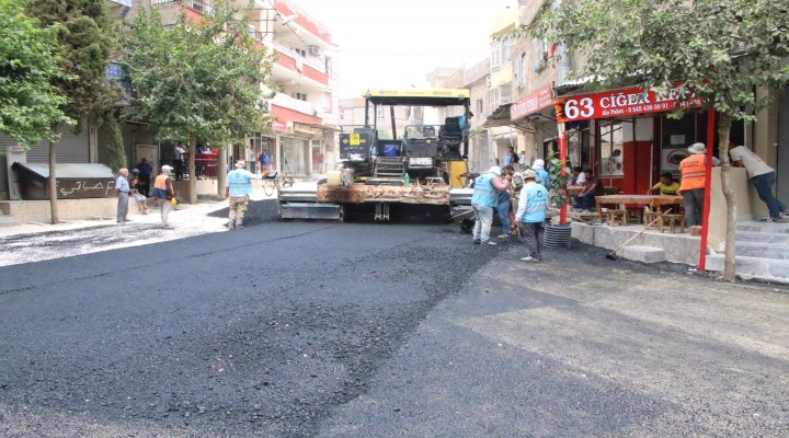 Demir İzzet Caddesinde asfalt çalışması sürüyor