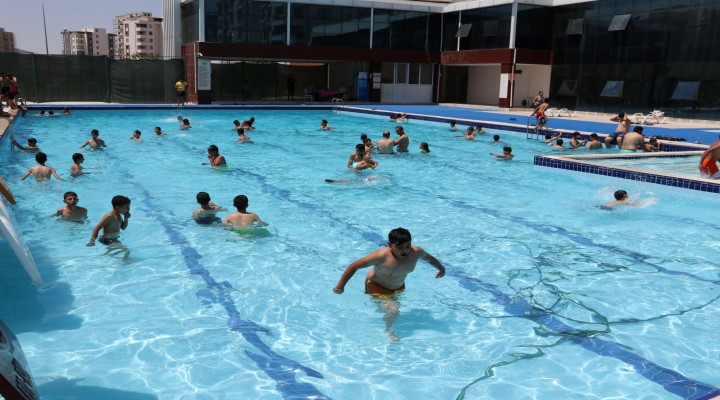 Karaköprü’de vatandaşlar yüzme havuzunda serinliyor