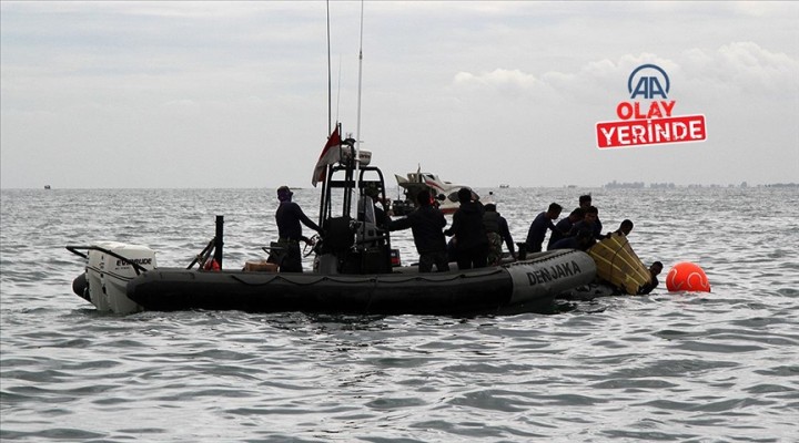 Endonezya’da denize düşen yolcu uçağına ait kara kutunun yeri tespit edildi